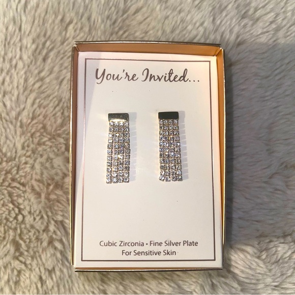You’re Invited New NWT NIB Dangly Earrings - Picture 3 of 5